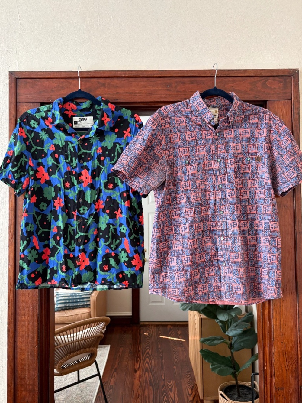 Two Mens Short Sleeve Button Down Shirts Pattern Size Medium